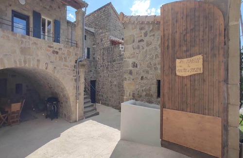 Sanilhac House | Renovated Farmhouse Escape