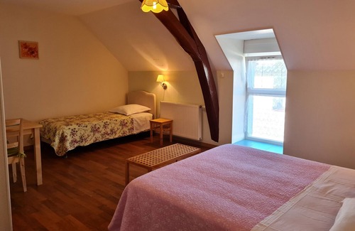 Cravant Bed & Breakfast | Renovated farmhouse retreat - 4 rooms with breakfast