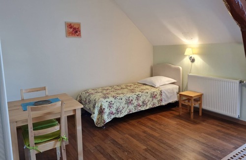 Cravant Bed & Breakfast | Renovated farmhouse retreat - 4 rooms with breakfast