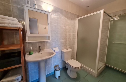 Cravant Bed & Breakfast | Renovated farmhouse retreat - 4 rooms with breakfast