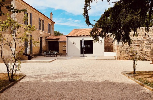 Saint-Aubin-la-Plaine House | Renovated 18th-century guest house