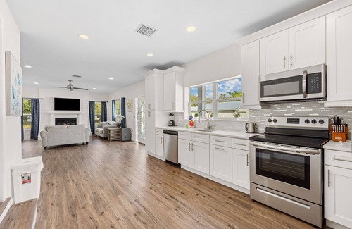 Bradenton House | Renovated home with enclosed yard, private pool, screened patio, & W/D