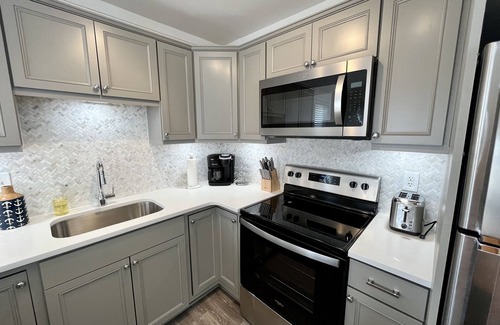 Avalon House | Renovated Home with Heated Pool 3 Bed/2 Bath - Sleeps 6
