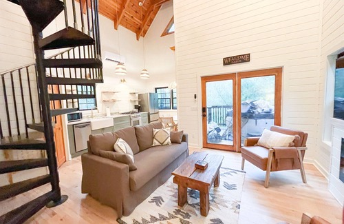 Bear Den Cabin | Renovated! Hot Tub! Cabin #2 Right off the BRPW!
