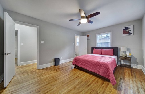 Charlotte House | Renovated House on Robinson, 17 mins to Uptown!