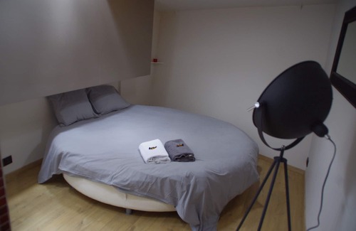 Rooigem Boat Rental | Renovated Houseboat in the Center of Ghent (Sailor Room)