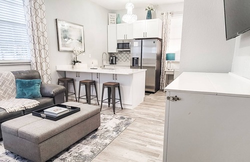 Hyde Park Apartment | RENOVATED Hyde Park Carriage House