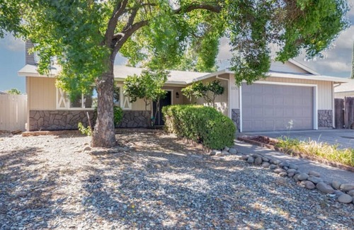 Sacramento House | Renovated Interior 4 Bedroom/2 Bath