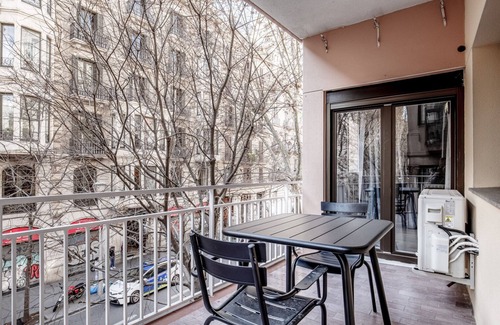La Ribera Apartment | Renovated La Dreta de l'Eixample 3BR, by Blueground