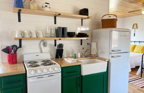 Camdenton Cabin | Renovated lakeside cabin with swimming pool & resort amenities!