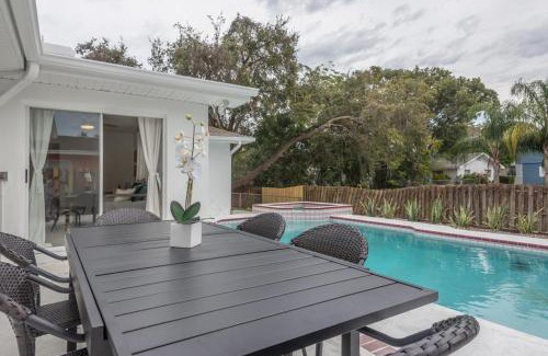 Largo House | Renovated Largo Heated Pool Home