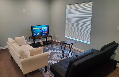 Petersburg House | Renovated "Like New" Comfy Home.