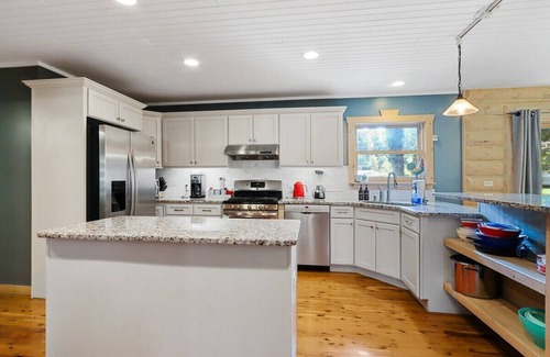 Country Club Estates House | Renovated Log Home At Lake Geneva |Game Room |Ping Pong |Shuffleboard |Movie Room |Swingset |FirePit