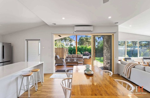 Cowes House | Renovated Lux Property in Quiet Estate