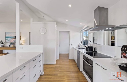 Cowes House | Renovated Lux Property in Quiet Estate