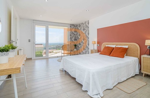 El Mas Isaac Villa | Renovated Luxury Villa with Pool and Barbecue