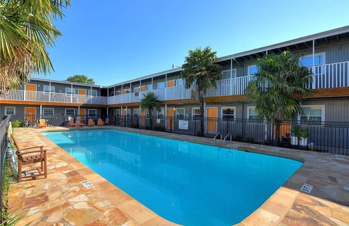 Cherrywood Condo | Renovated MidCentury Condo