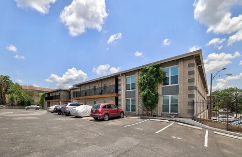Cherrywood Condo | Renovated MidCentury Condo