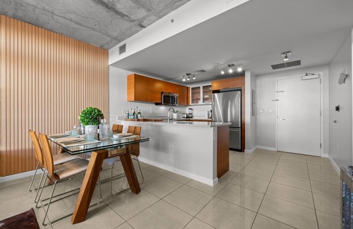 Midtown Condo | Renovated! Midtown Condo DrinkBar Garage Pool BBQ Gym MiniGolf PingPong Foosball