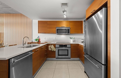 Midtown Condo | Renovated! Midtown Condo DrinkBar Garage Pool BBQ Gym MiniGolf PingPong Foosball