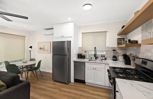 Central Mission Beach Apartment | Renovated Mission Beach 2bd Apartment w/Parking!