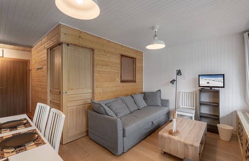 Courchevel Apartment | Renovated modern apartment with direct access to slopes and balcony in Courchevel