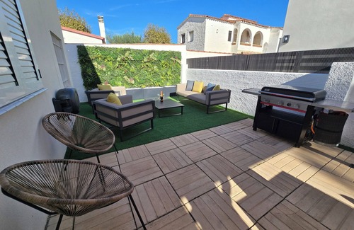Empuriabrava Villa | Renovated Montgri villa with pool,10 minutes from the centre and the beach!