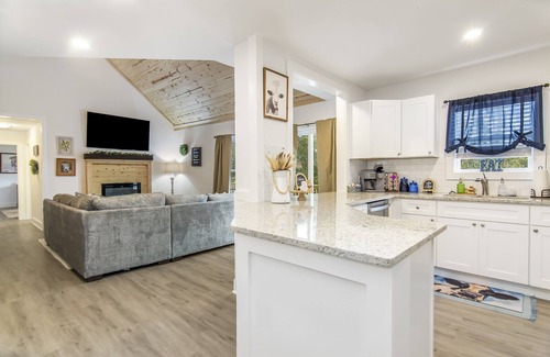 Jasper Cabin | Renovated | Mtn Views | Hot tub | Fire Pit | Pet Friendly