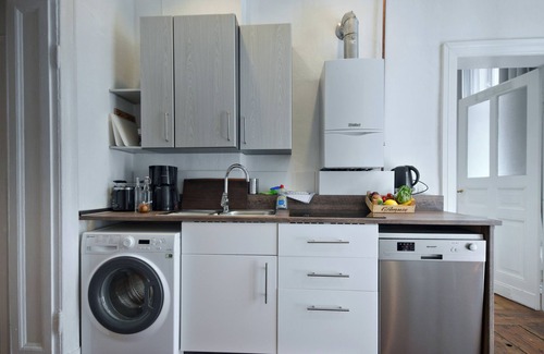 Mitte Apartment | Renovated old apartment with shower room, separate eat-in kitchen and washing machine