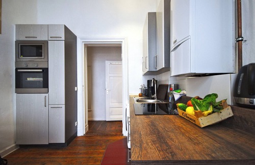 Mitte Apartment | Renovated old apartment with shower room, separate eat-in kitchen and washing machine
