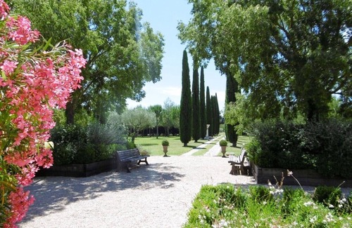 Rognonas House | Renovated old farmhouse South Avignon, wooded park, swimming pool, tennis