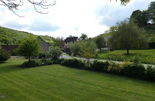 Vernusse Cottage | Renovated old mill with pool and pets allowed