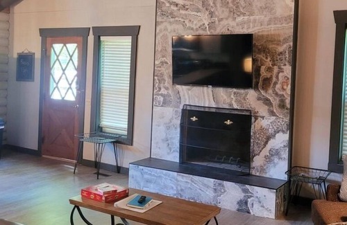 Cherokee Cabin | Renovated Park's Edge Cabin on Deep Creek, One step from The Great Smoky Mountains National Park!