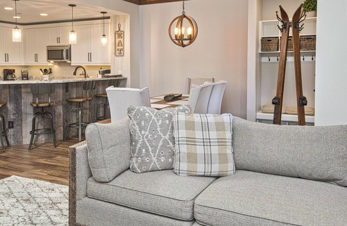 Highlands Townhomes Condo | Renovated Ski-in/Ski-Out Condo | Great Location | Hot Tub & Pool