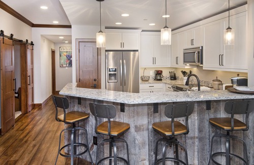 Highlands Townhomes Condo | Renovated Ski-in/Ski-Out Condo | Great Location | Hot Tub & Pool