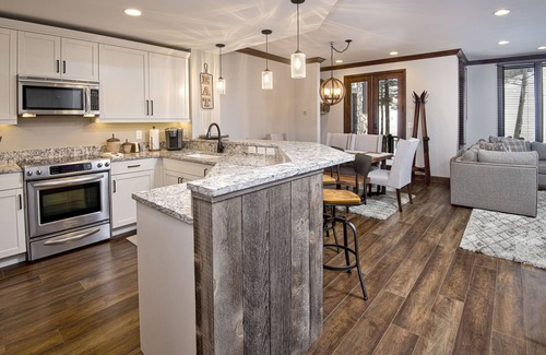 Highlands Townhomes Condo | Renovated Ski-in/Ski-Out Condo | Great Location | Hot Tub & Pool