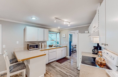 Redondo House | Renovated sound & mountain view home with open layout, grill, & washer/dryer