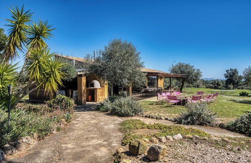 Cistella Apartment | Renovated Spanish masia with detached cottage