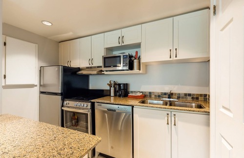 Craigleith Apartment | Renovated studio, steps to resort pool, ski lift & shuttle