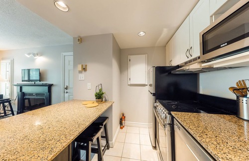 Craigleith Apartment | Renovated studio, steps to resort pool, ski lift & shuttle