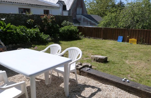 Arzon House | Renovated stone house with enclosed garden on the Gulf of Morbihan