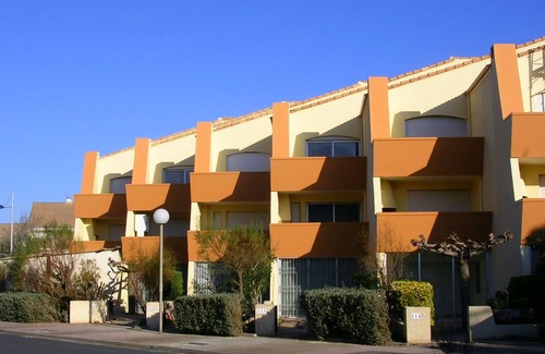 Marseillan Plage Apartment | Renovated Studio Cabin Mezzanine with Terrace, Parking & Pets Allowed – Sleeps 4