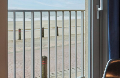 Blankenberge Apartment | Renovated studio for 2 people with sea view in apartment complex