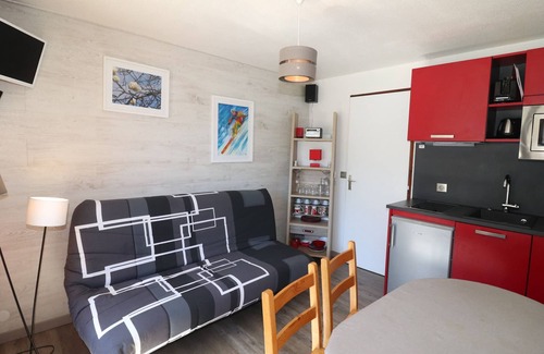 Les Almes Apartment | Renovated Studio Near Slopes and Shops with Balcony