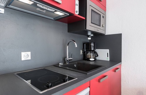 Les Almes Apartment | Renovated Studio Near Slopes and Shops with Balcony