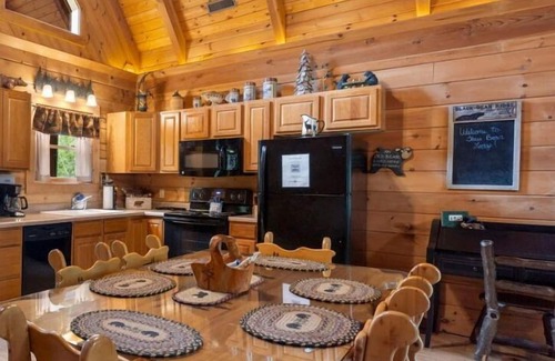 Branson Cedars Cabin | Renovated Three Bear Log Cabin, Vaulted Ceilings, Private Hot Tub! Near Big Cedar, Car Charger