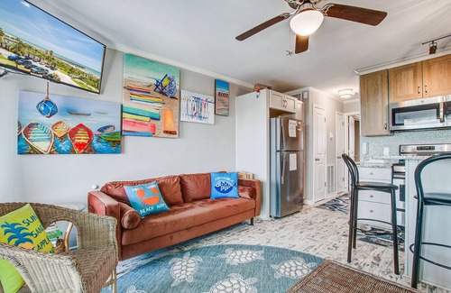 Isle of Palms Villa | Renovated top-level villa w/oceanfront view & community pool/pier
