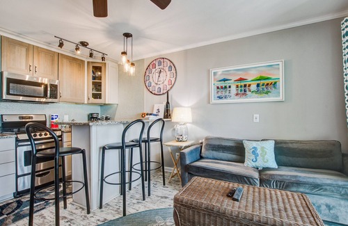 Isle of Palms Villa | Renovated top-level villa w/oceanfront view & community pool/pier