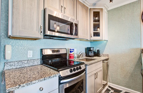 Isle of Palms Villa | Renovated top-level villa w/oceanfront view & community pool/pier
