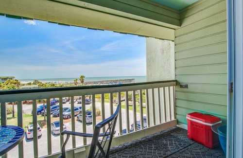 Isle of Palms Villa | Renovated top-level villa w/oceanfront view & community pool/pier